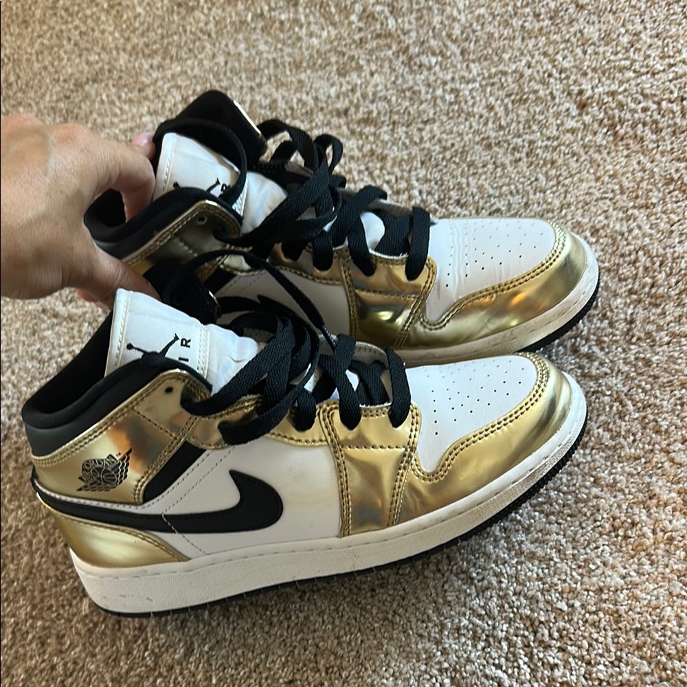 Nike Kids Sneakers in Gold and White